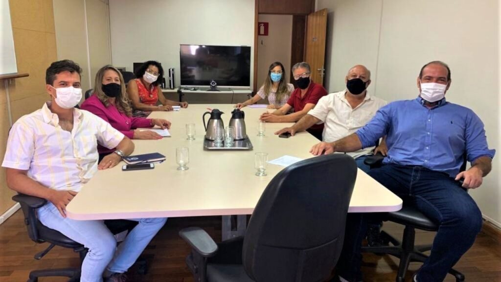 Na SPU, prefeita Rosângela pede regularização fundiária das áreas da Escola Estadual Felipe dos Santos e CEMAB