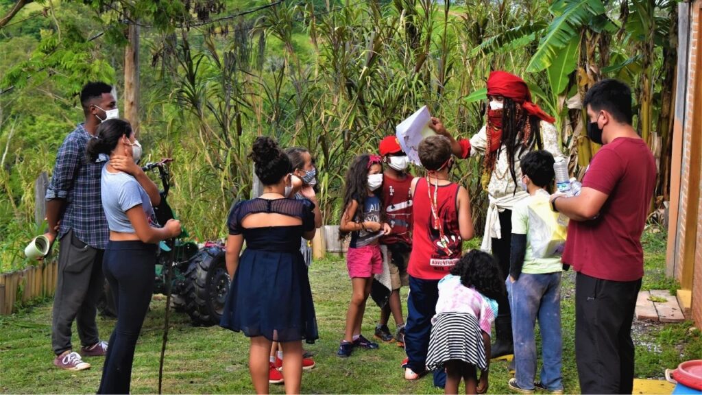 Crianças atendidas pelo CRAS participam de atividade agroecológica