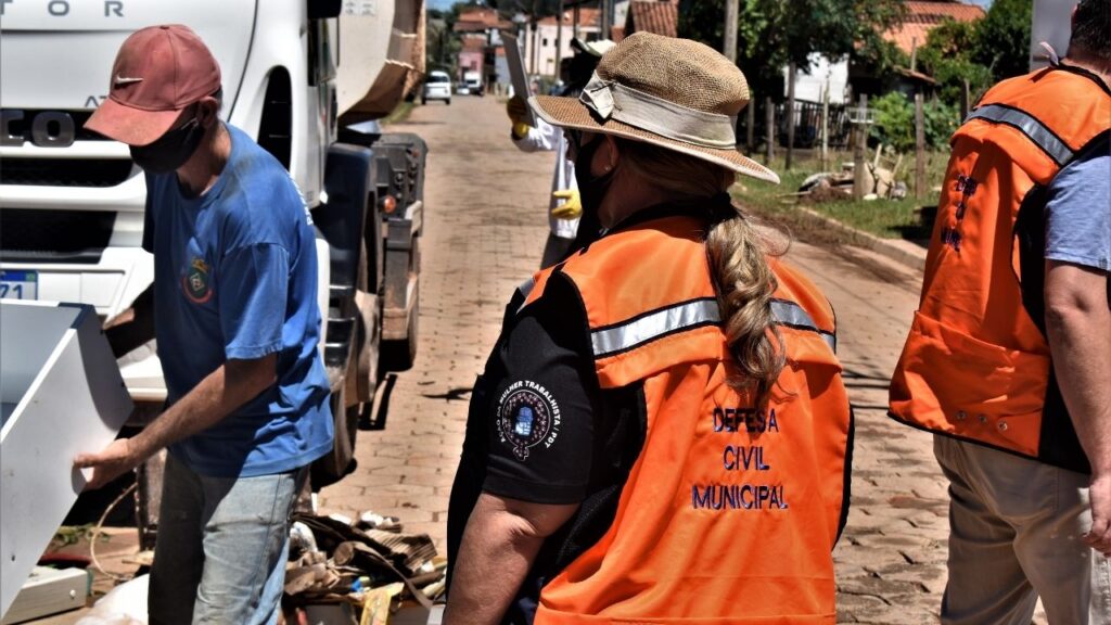 A Prefeitura Municipal e a Defesa Civil, em parceria com entidades e população, dão apoio para os atingidos da enchente em Inconfidentes