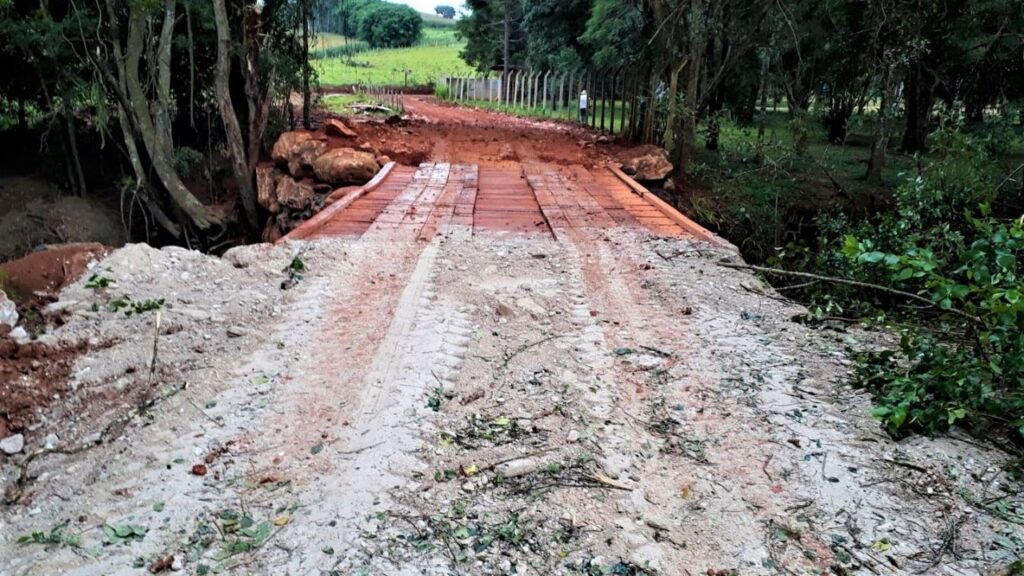 Prefeituras Municipais de Inconfidentes e Ouro Fino finalizam a reconstrução da ponte sobre o Rio Pitanga