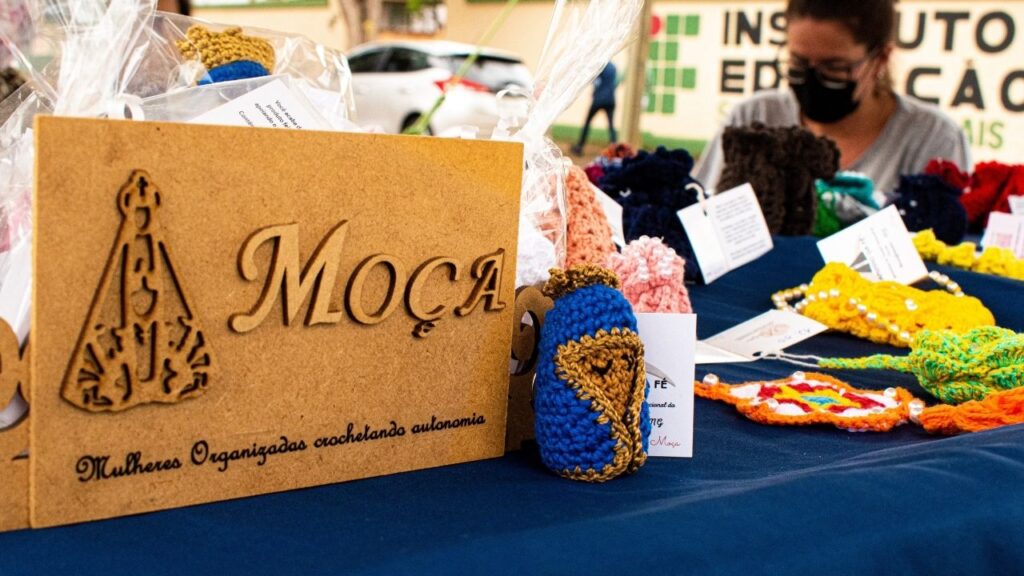 Projeto de artesanato em crochê promove feirinha para peregrinos