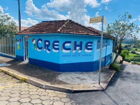 A creche tem capacidade para receber até 50 crianças, de 0 a 2 anos.