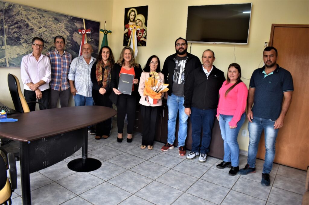 Prefeita assina documento e terreno para construção das casas populares é comprado pelo Município