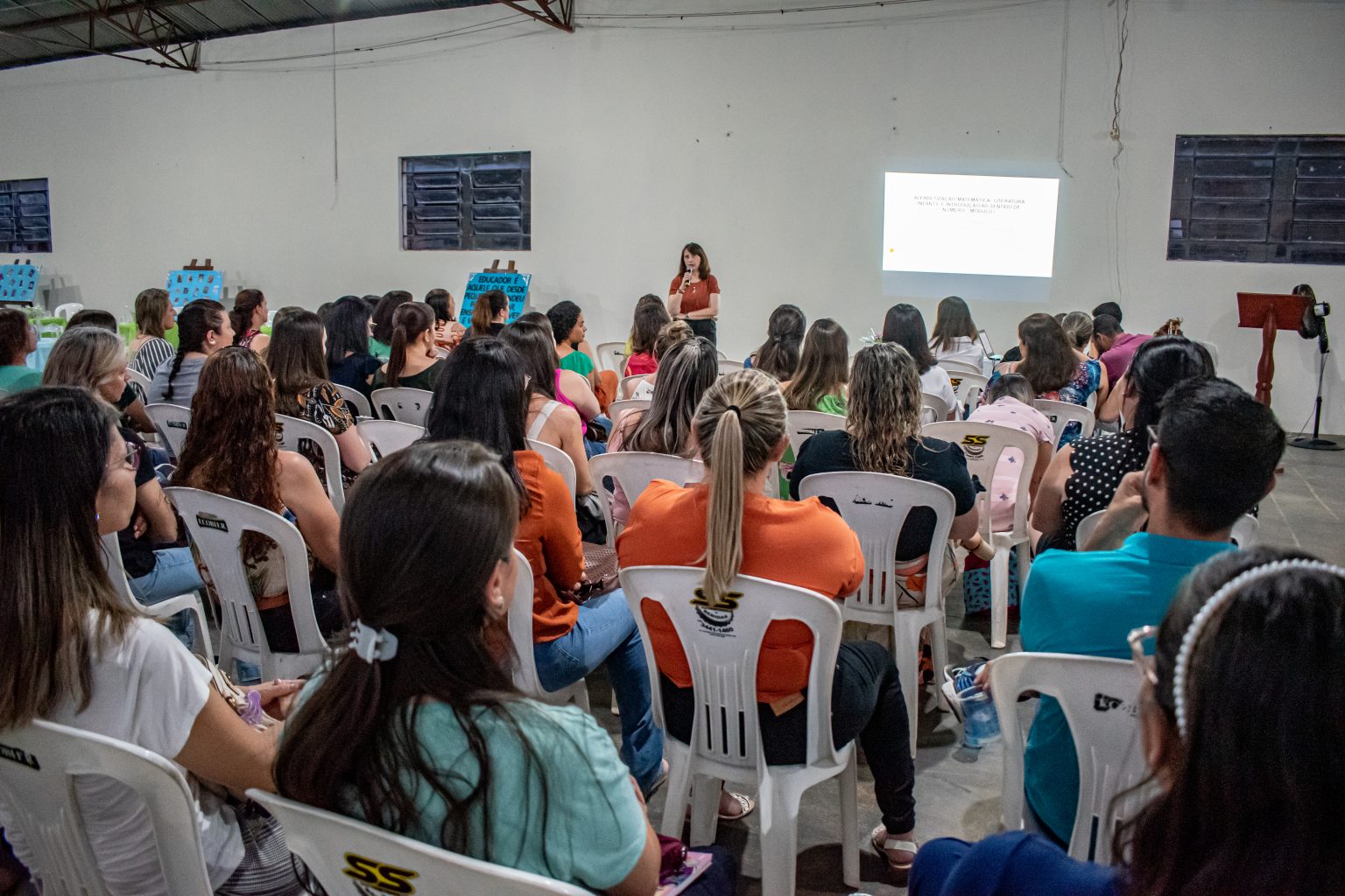 Departamento Municipal de Educação promove curso de Matemática e homenagem a professores