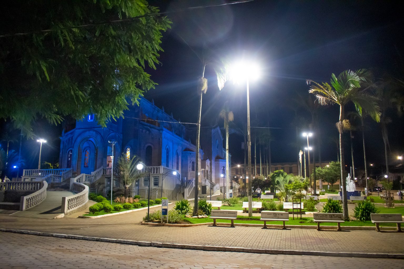 Prefeitura instala nova iluminação na Praça Tiradentes