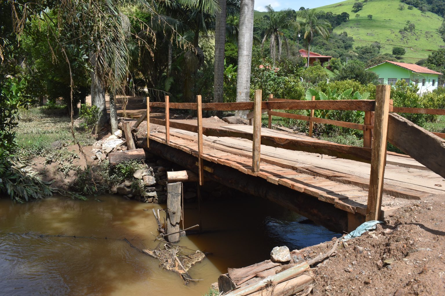 Prefeita recebe moradores do Bairro Cunhas e ponte da comunidade recebe melhorias
