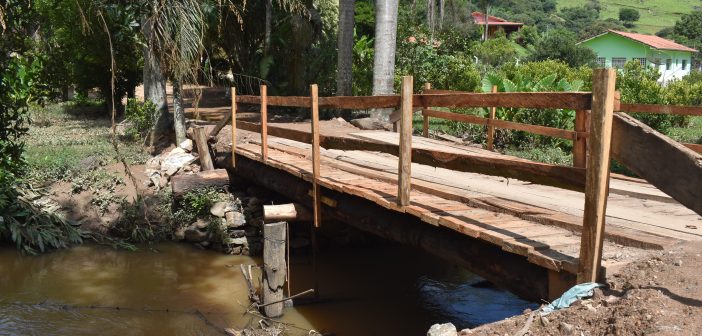 Prefeita recebe moradores do Bairro Cunhas e ponte da comunidade recebe melhorias