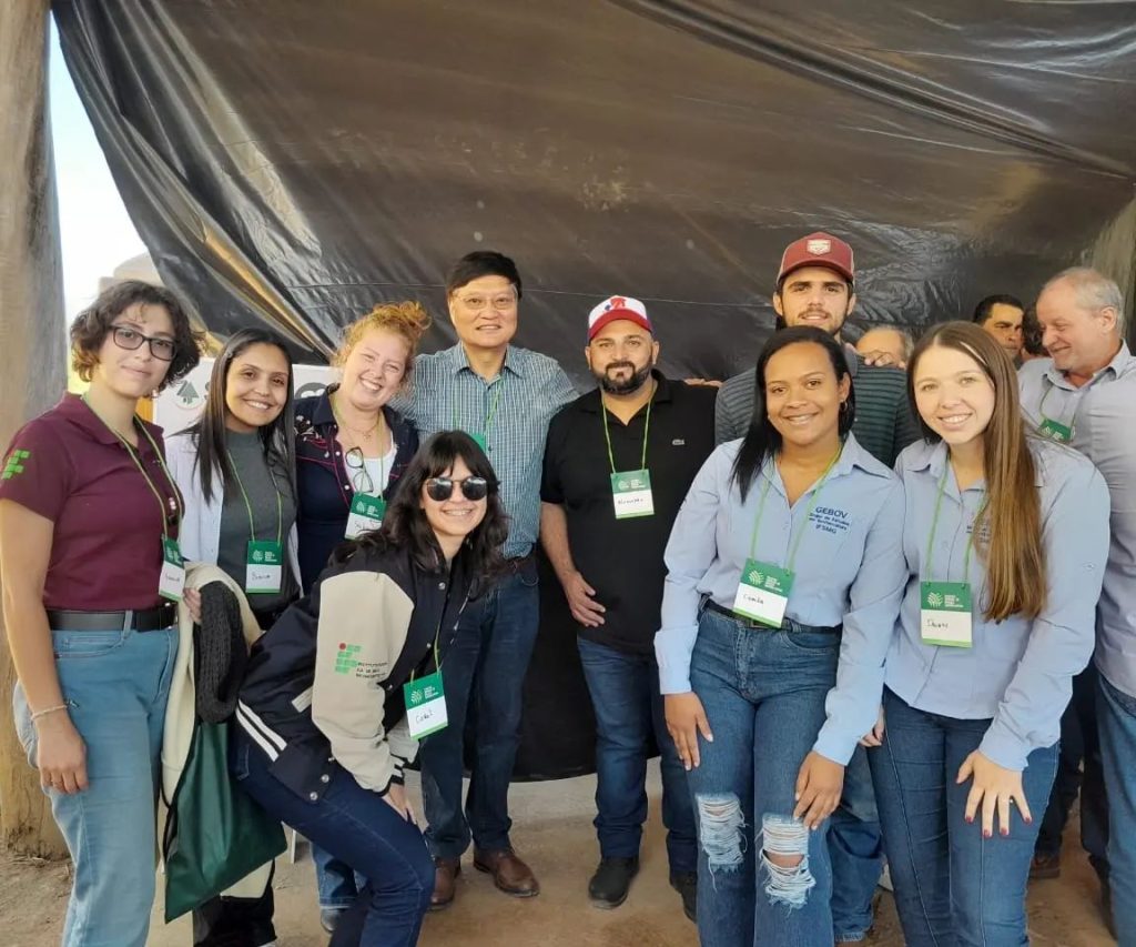 PREFEITURA LEVA PRODUTORES RURAIS PARA O DIA DE CAMPO E PARA A 10ª REUNIÃO DO CONSELEITE, EM MONSENHOR PAULO