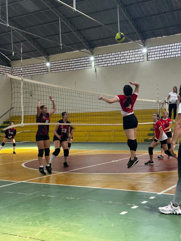 Equipes de Socorro e Pinhal abrem campeonato de vôlei em Inconfidente
