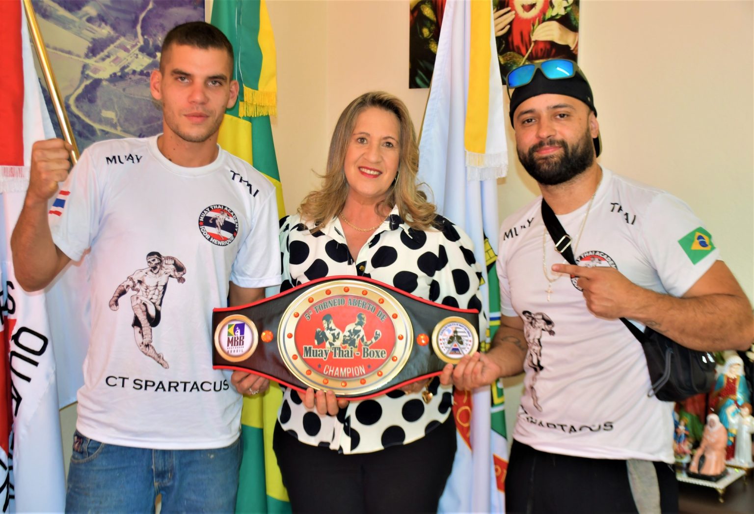ATLETA DE INCONFIDENTES CONQUISTA CINTURÃO EM COMPETIÇÃO DE MUAY THAI