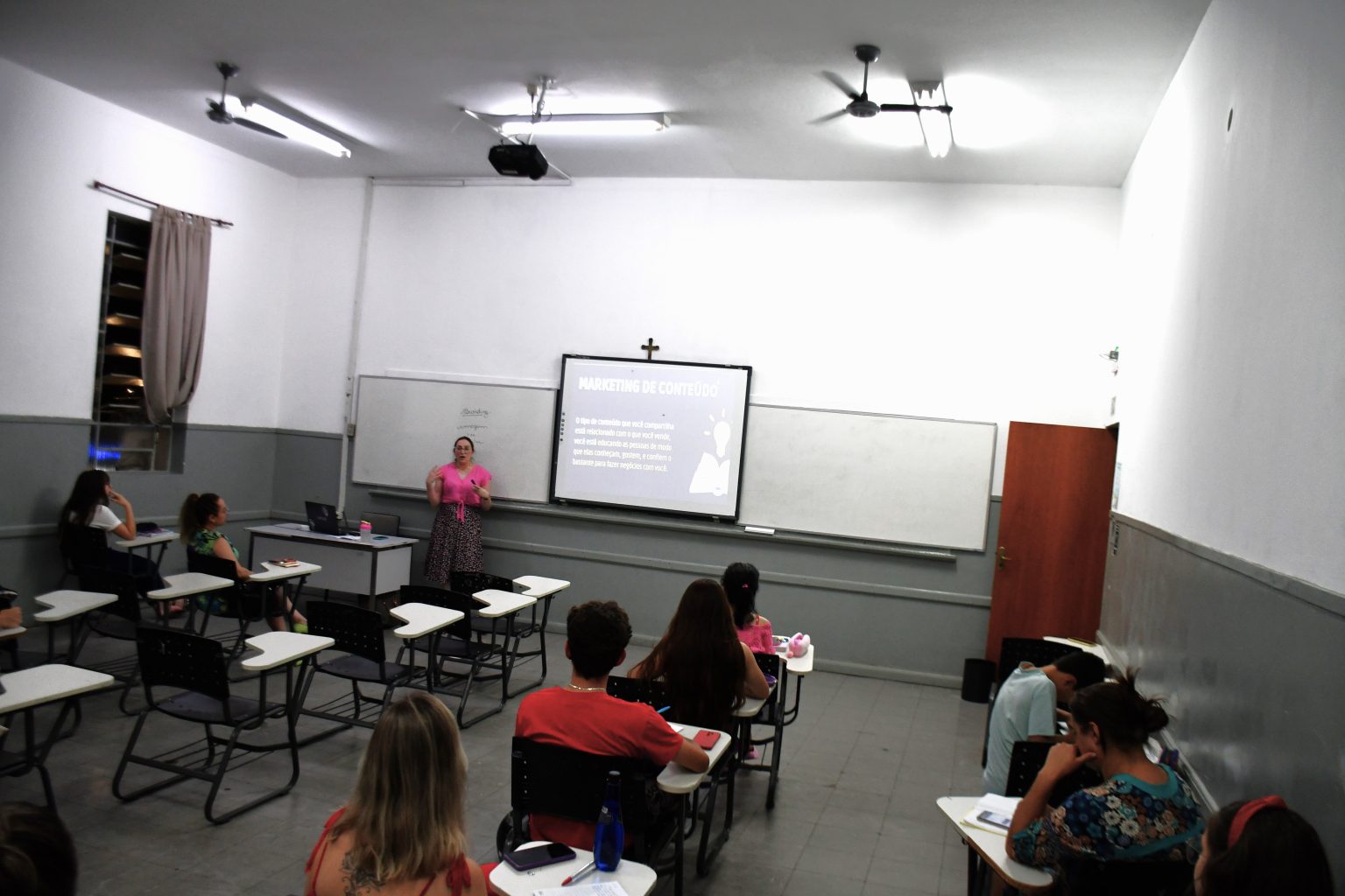 ALUNOS SE FORMARÃO EM CURSO GRATUITO DE MARKETING DIGITAL!