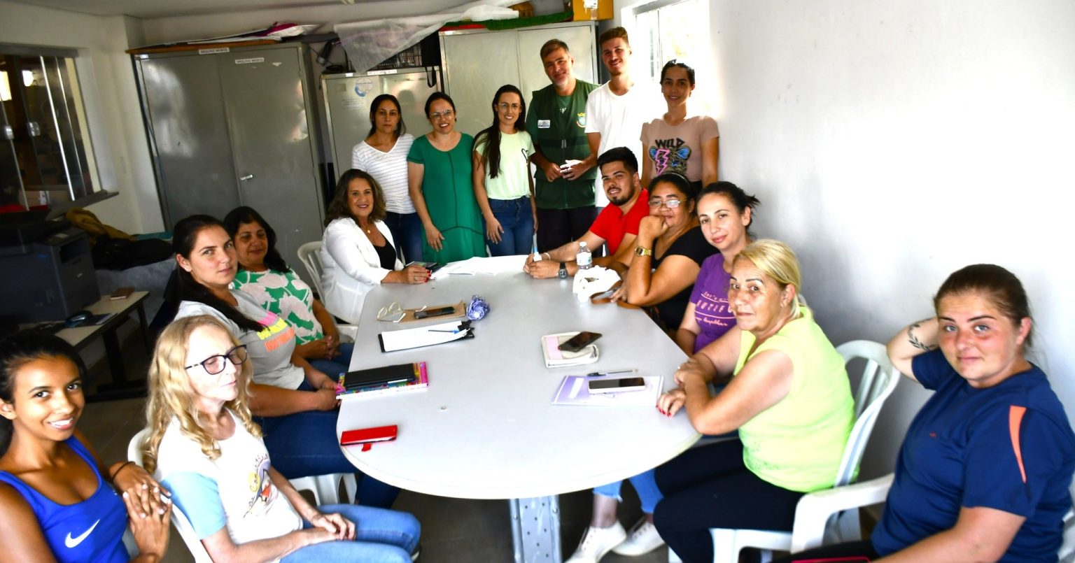 Prefeita Rosângela Dantas destaca importância das visitas domiciliares na luta contra a Dengue em reunião com equipe de Saúde e Agentes de Endemias