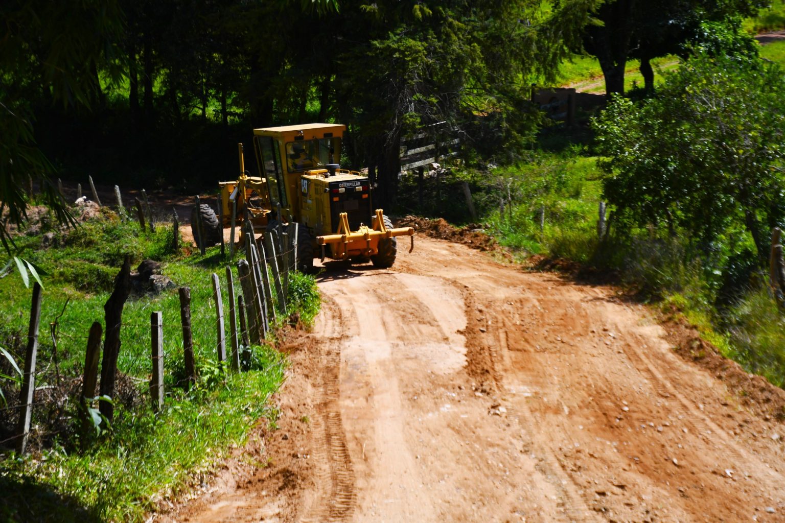 Operação de Patrolamento Beneficia Estradas nos Pessegueiros e Porantava