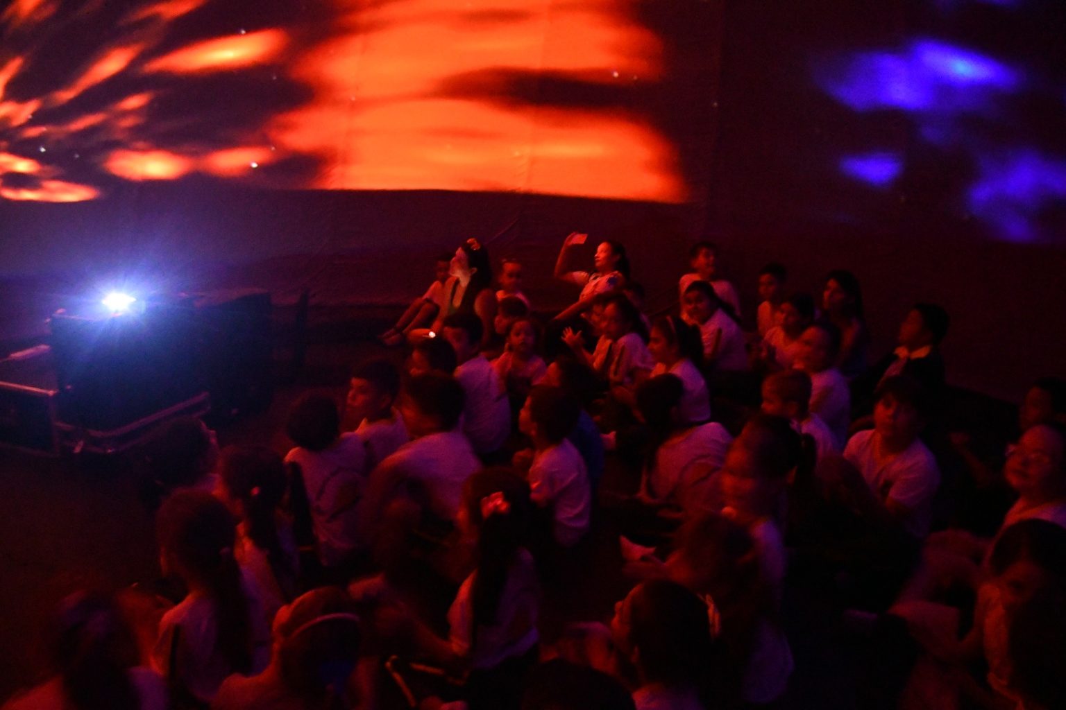 PLANETÁRIO MÓVEL ENCANTA CRIANÇAS EM ESCOLAS MUNICIPAIS E ESTADUAL