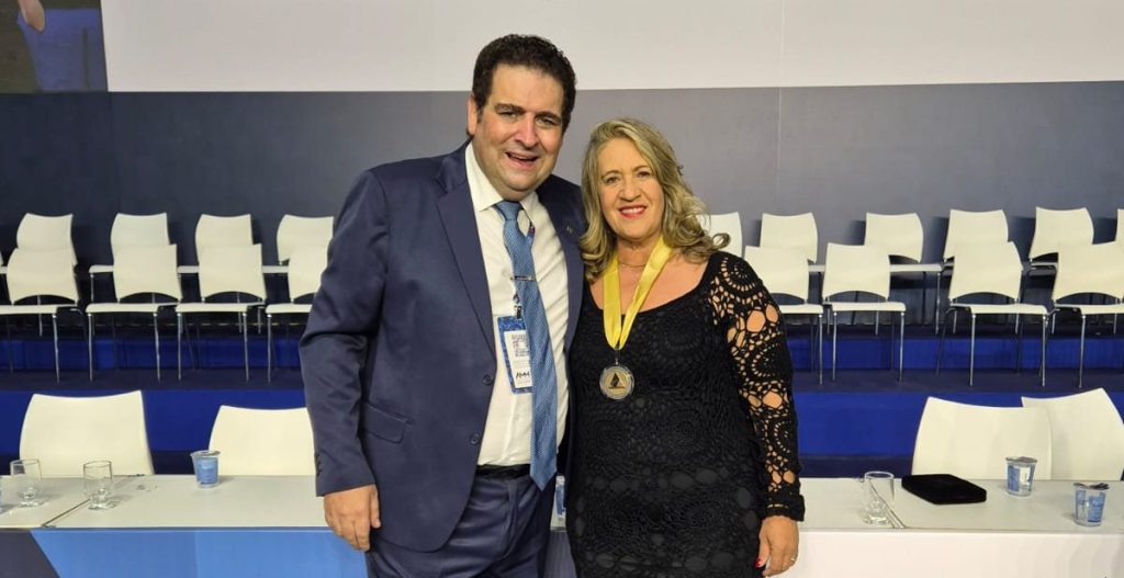 PREFEITA ROSÂNGELA RECEBE MEDALHA DO MÉRITO MUNICIPALISTA NO 39° CONGRESSO MINEIRO DE MUNICÍPIOS
