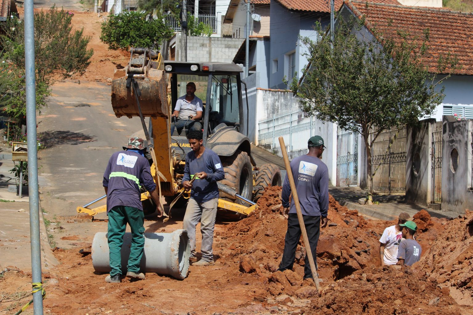 As obras de pavimentação no bairro Santa Clara estão em pleno andamento