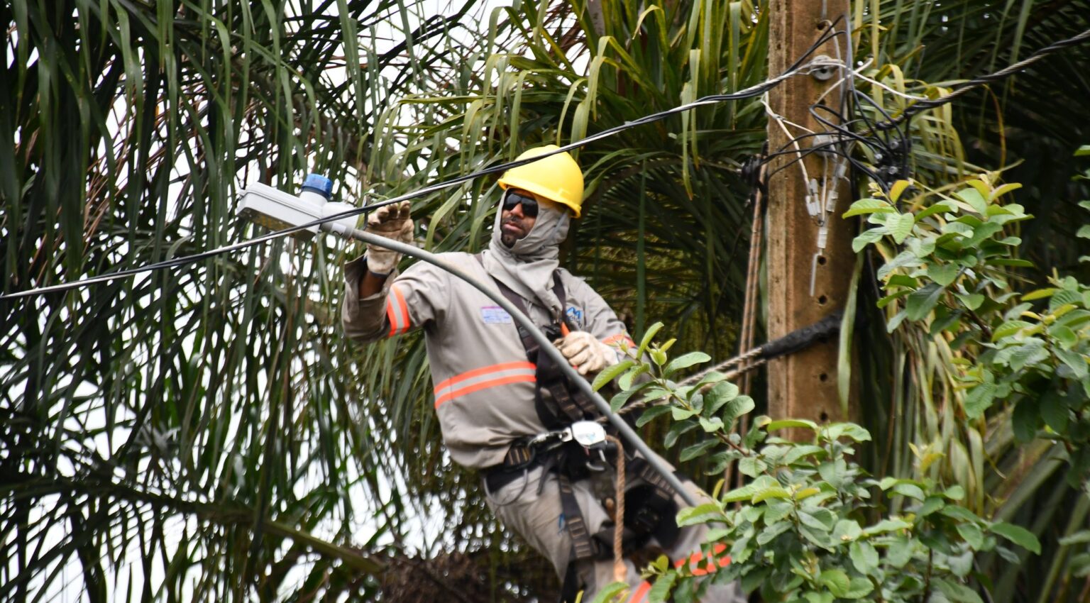 CONTINUAÇÃO DO PROJETO DE ILUMINAÇÃO PÚBLICA: PRAÇA ANTÔNIO GODOI DE LIMA RECEBE NOVAS LUMINÁRIAS LED