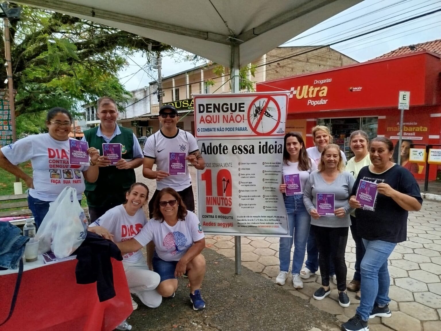 Campanha “Todos Contra a Dengue” mobiliza moradores na Praça Tiradentes