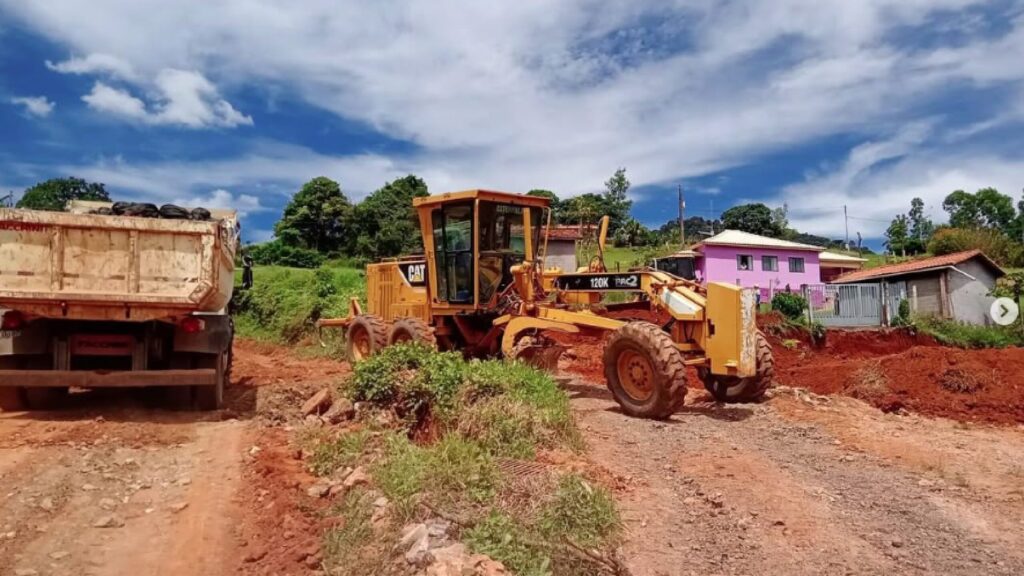 Estradas rurais de Inconfidentes recebem manutenção intensiva para melhorar a trafegabilidade